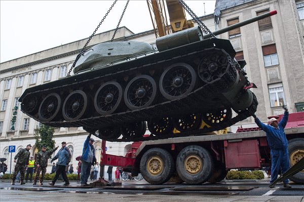 Kiállítottak egy T34-es tankot Debrecenben, a Hatvan utcán