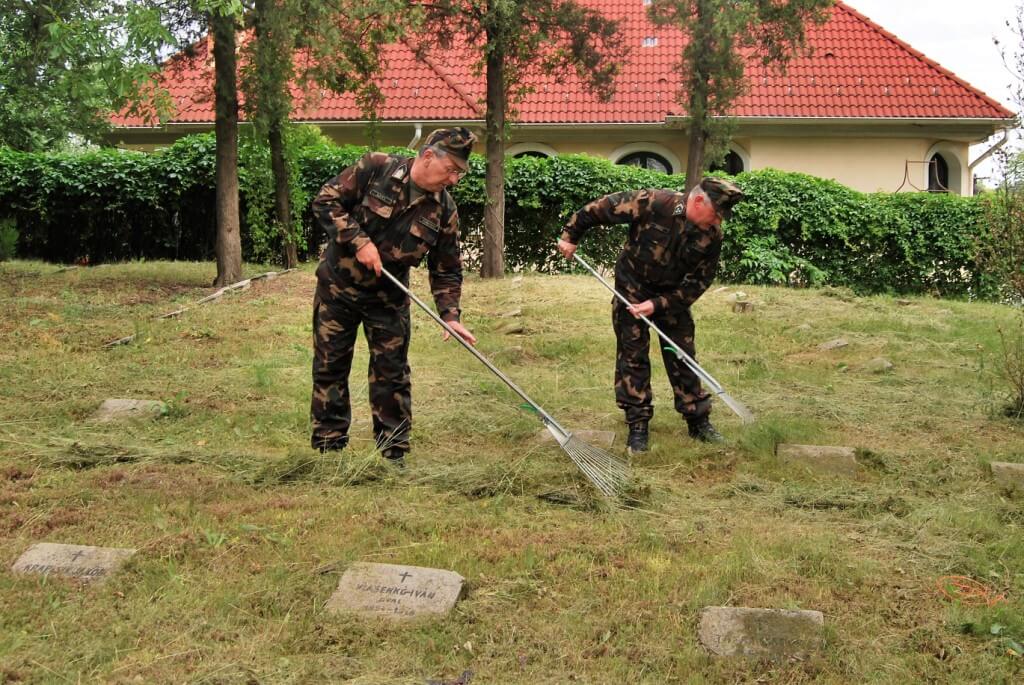 Hadisírokat gondoztak a katonák Debrecenben