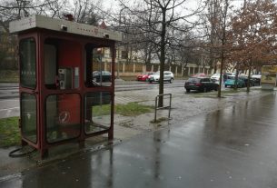 Szétvert telefonfülke Debrecenben