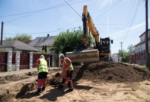 Építik a szilárd burkolatot a debreceni Szőlőskert utcán