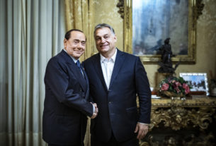 Róma, 2019. október 10. A Miniszterelnöki Sajtóiroda által közreadott képen Orbán Viktor miniszterelnök (j) és Silvio Berlusconi talákozója Rómában 2019. október 10-én. MTI/Miniszterelnöki Sajtóiroda/Szecsõdi Balázs