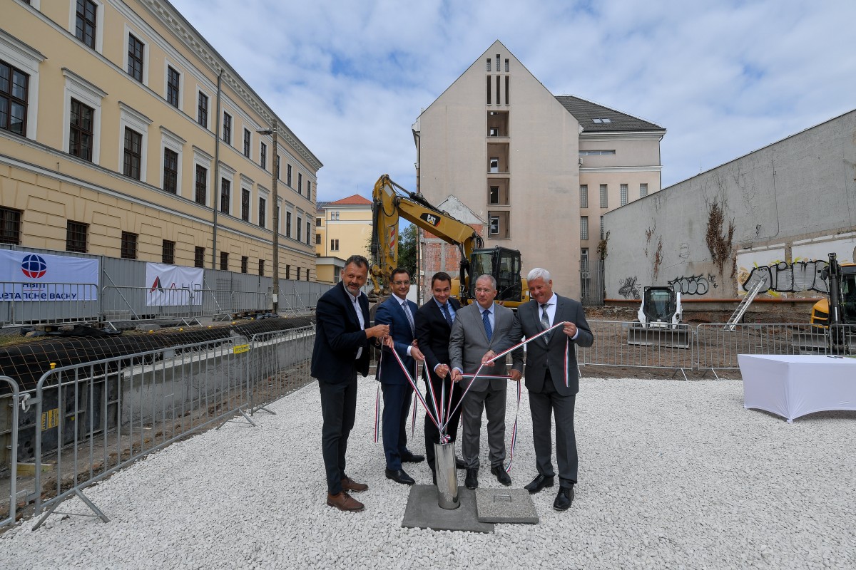 Négycsillagos szálloda alapkövét tették le Debrecenben