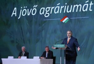 Budapest, 2022. március 5. Orbán Viktor miniszterelnök beszédet mond a Magyar Gazdakörök és Gazdaszövetkezetek Szövetsége (MAGOSZ) és a Nemzeti Agrárgazdasági Kamara (NAK) gazdakongresszusán Budapesten, a Hungexpo kongresszusi központjában 2022. március 5-én. Az asztalnál Jakab István, a MAGOSZ elnöke, az Országgyűlés fideszes alelnöke (b) és Győrffy Balázs, a NAK elnöke (b2). MTI/Koszticsák Szilárd