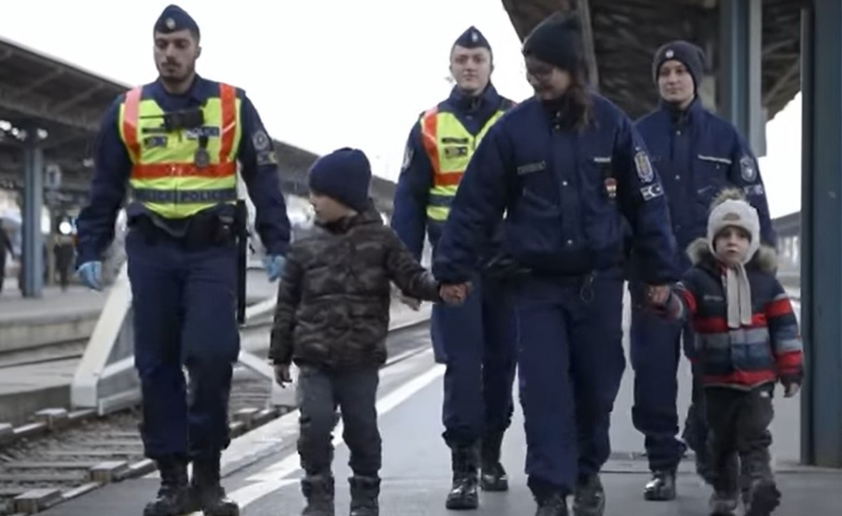 Ukrán menekültek és rendőrök