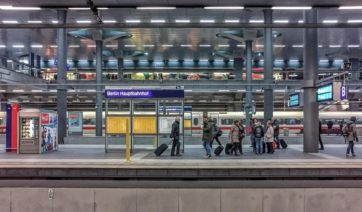 Berlin vasúti pályaudvar sok ember