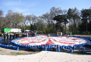 Telepítés alatt álló hőlégballon a városligeti Mimóza-dombon 2022. április 12-én. Május elejétől akár 150 méter magasságból nyújt kilátást Budapestre a Városligetben létrejövő Ballon kilátó, azaz egy kötöttpályás hőlégballon. MTI/Bruzák Noémi