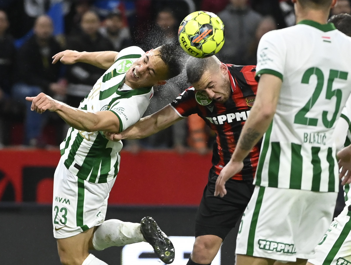 A ferencvárosi Pászka Lóránd (b) és a kispesti Zsótér Donát a labdarúgó OTP Bank Liga 28. fordulójában játszott Budapest Honvéd - Ferencvárosi TC mérkőzésen a Bozsik Arénában 2022. április 16-án. Budapest Honvéd - Ferencvárosi TC 1-2. MTI/Kovács Tamás