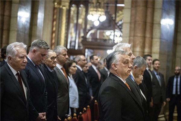 A Miniszterelnöki Sajtóiroda által közreadott képen Orbán Viktor miniszterelnök (első sor, b), Semjén Zsolt nemzetpolitikáért felelős miniszterelnök-helyettes (b2), Kövér László házelnök (b3), a második sorban Jakab István, a Fidesz-KDNP parlamenti képviselői az országgyűlési választáson listás mandátumot szerzett képviselők megbízólevelének ünnepélyes átadásán az Országház kupolacsarnokában 2022. április 20-án. MTI/Miniszterelnöki Sajtóiroda/Fischer Zoltán