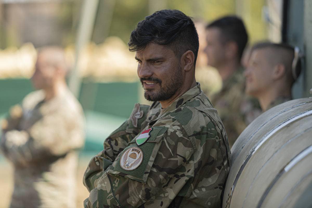 Gál Szabolcs főtörzsőrmester, a szolnoki helikopterbázis ejtőernyőse