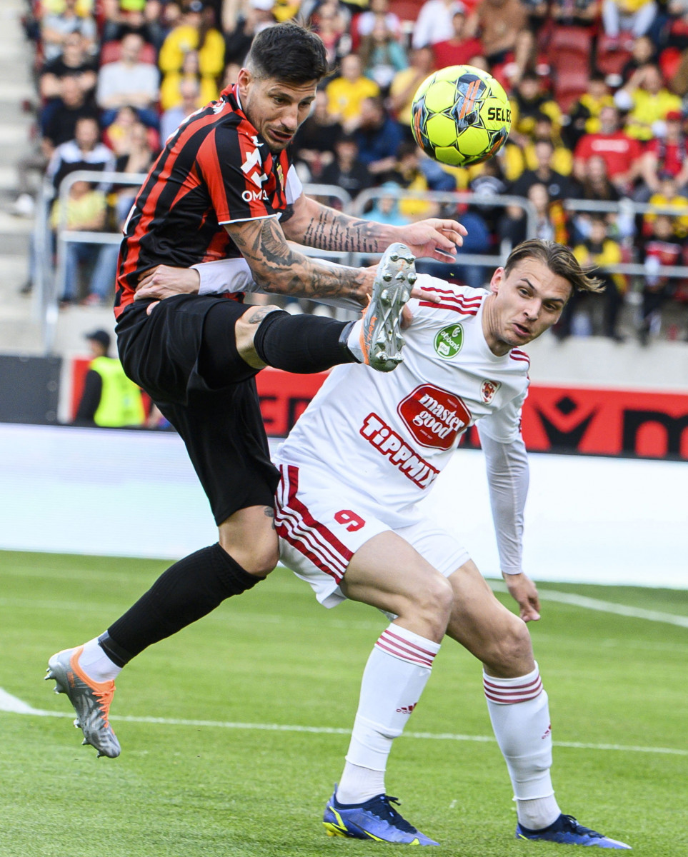 A kispesti Batik Bence (b) és Rafal Makowski, a Kisvárda játékosa a labdarúgó OTP Bank Liga 30. fordulójában játszott Budapest Honvéd - Kisvárda Master Good mérkőzésen a Bozsik Arénában 2022. április 30-án. MTI/Szigetváry Zsolt