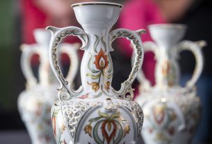 A Giro d'Italia magyarországi szakaszgyőztesei részére Hollóházi porcelánból készült trófeák a Hollóházi Porcelánmanufaktúra budapesti bemutatótermében 2022. május 2-án. MTI/Balogh Zoltán