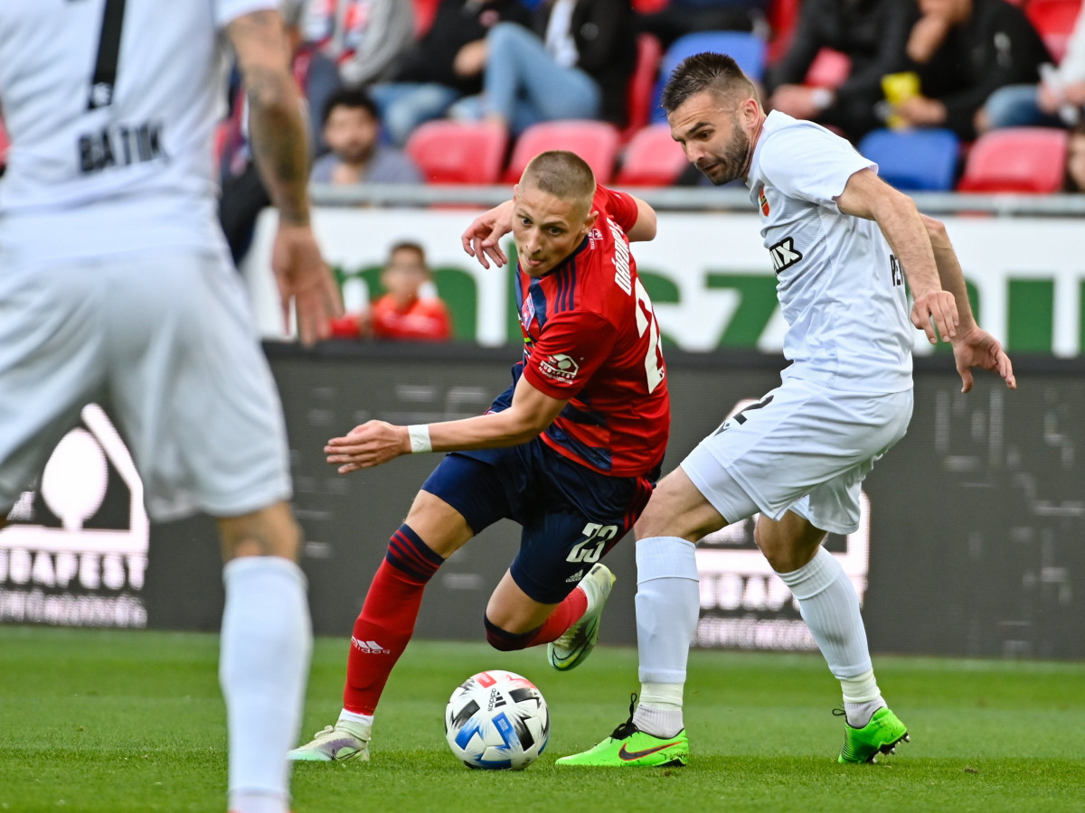 A székesfehérvári Dárdai Pál (k) és a kispesti Marko Petkovic (j) a labdarúgó OTP Bank Liga 31. fordulójában játszott MOL Fehérvár FC - Budapest Honvéd mérkőzésen a székesfehérvári Mol Aréna Sóstó stadionban 2022. május 3-án. MTI/Vasvári Tamás