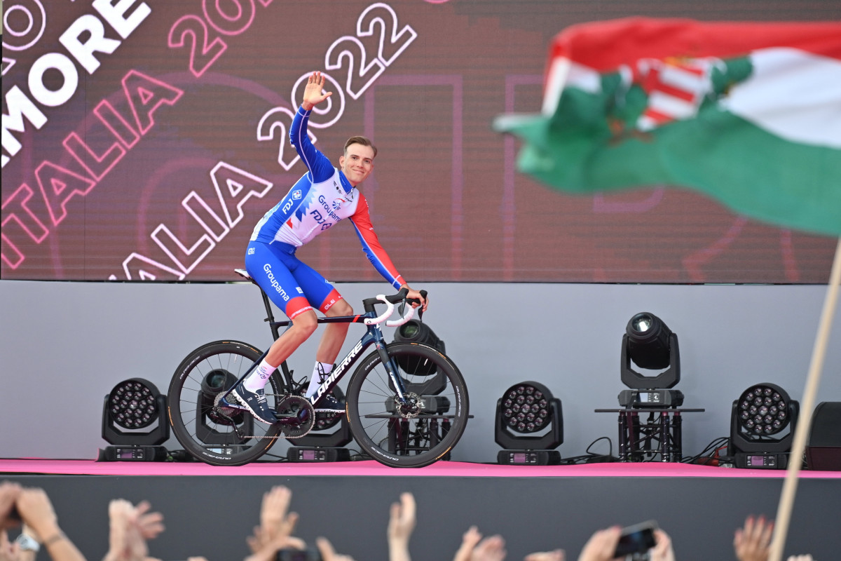 Valter Attila, a Groupama-FDJ csapat tagja a Budapestről rajtoló Giro d'Italia országúti kerékpáros körverseny csapatbemutatóján a Hősök terén 2022. május 4-én. A grandiózus nyitóeseményre zsúfolásig megtelt a tér, ahová mintegy háromezer néző látogatott ki, közülük sokan az olasz körverseny jellegzetes színét, a rózsaszínt viselték. MTI/Illyés Tibor