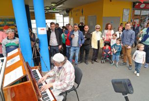 Presser Gábor Zongorázik