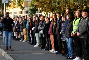 Élőlánc a Deák Gimnáziumnál