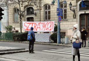 Tanàrsztràjkra figyelmeztető molinó Budapesten a Bartók Béla úton lévő Gàrdonyi Géza Àltalànos Iskola előtt Fotó: csis