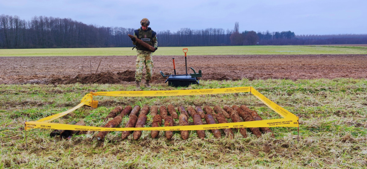 Mintegy 360 kilogramm második világháborús páncéltörő lőszer, gránát került elő Nagybajomnál