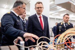 Tamás Zsolt bv. alezredes, a Nagyfa-Alföld Kft. megbízott ügyvezetője (b), Rétvári Bence, a Belügyminisztérium parlamenti államtitkára (k) és Farsang Tamás, bv. dandártábornok, az országos parancsnok gazdasági és informatikai helyettese (j2) a Szegedi Fegyház és Börtön környezetbarát burkolatokat gyártó üzemében 2023. január 11-én. A körforgásos gazdaságba illeszkedő üzemet a Nagyfa-Alföld Kft. üzemelteti fogvatartottak foglalkoztatásával. MTI/Rosta Tibor