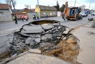 Beszakadt úttest Rakovszky utca Debrecen