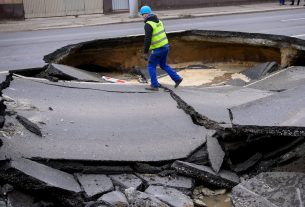 Beszakadt úttest Rakovszky utca Debrecen