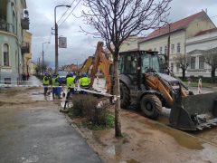 Csőtörés Debrecenben a Thaly Kálmán - Péterfia utca sarok