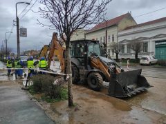 Csőtörés Debrecenben a Thaly Kálmán - Péterfia utca sarok