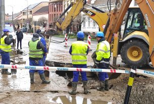 Csőtörés Debrecenben a Thaly Kálmán - Péterfia utca sarok