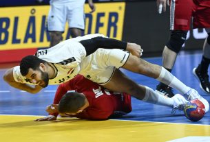 z egyiptomi Ahmed Meszili (fent) és Ilic Zoran a férfi kézilabda olimpiai kvalifikációs világbajnokság 7. helyéért játszott Magyarország - Egyiptom mérkőzésen a stockholmi Tele2 Arénában 2023. január 29-én. MTI/Kovács Tamás