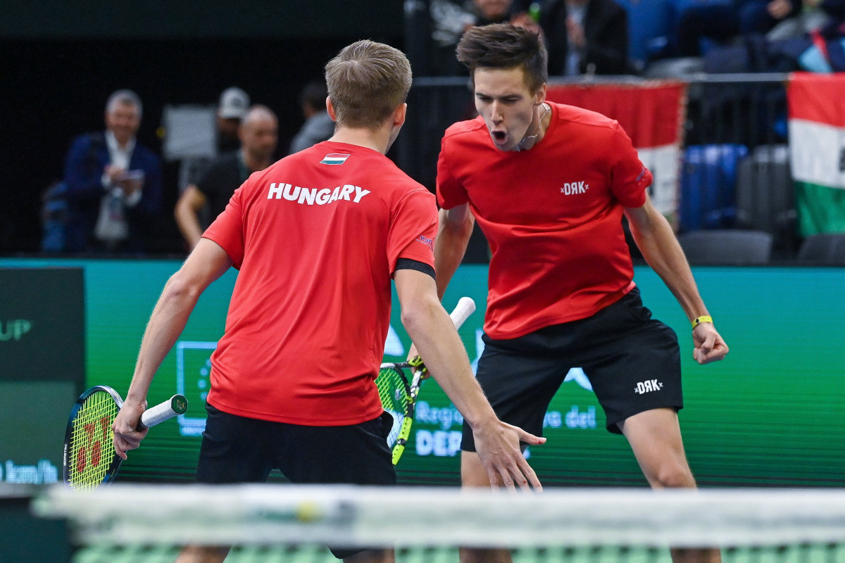 Marozsán Fábián (j) és Valkusz Máté, miután győzött a francia Arthur Rinderknech - Nicolas Mahut páros ellen a Magyarország-Franciaország Davis-kupa selejtező mérkőzésen Tatabányán 2023. február 4-én. MTI/Illyés Tibor