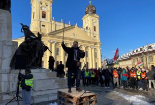 Göcs Zsigmond kardot rántott a debreceni tüntetésen