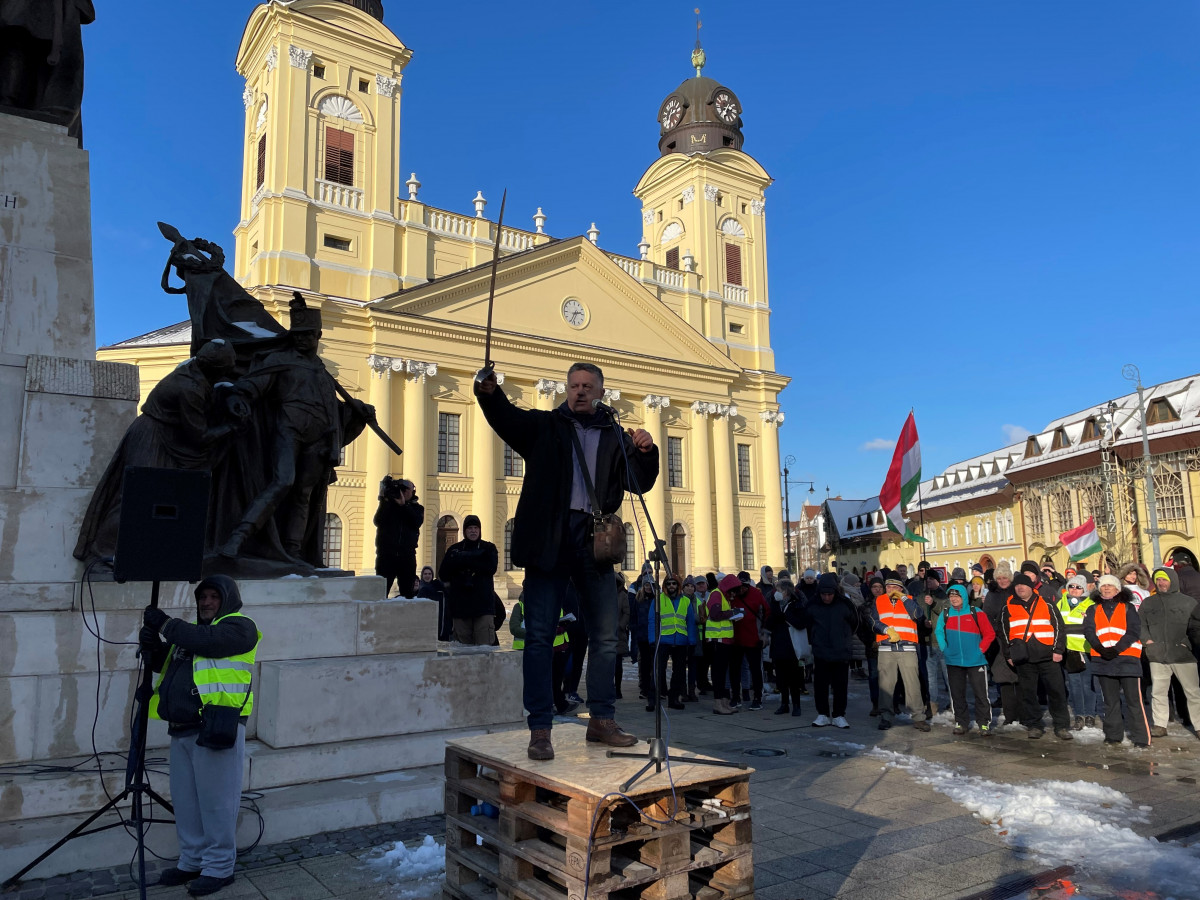 Göcs Zsigmond kardot rántott a debreceni tüntetésen