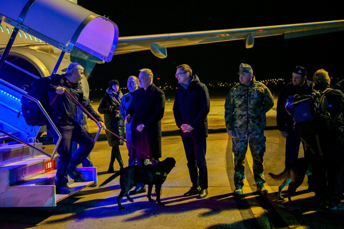 Szalay-Bobrovniczky Kristóf honvédelmi miniszter, Rétvári Bence, a Belügyminisztérium parlamenti államtitkára, Ruszin-Szendi Romulusz altábornagy, a Honvéd Vezérkar főnöke és Góra Zoltán tűzoltó altábornagy, a BM OKF főigazgatója (szemben, b-j) fogadja az Országos Katasztrófavédelmi Főigazgatóság (OKF) Törökországból hazaérkezett Hunor kutató-mentő csapatának tagjait a Liszt Ferenc-repülőtéren 2023. február 13-án. MTI/Illyés Tibor