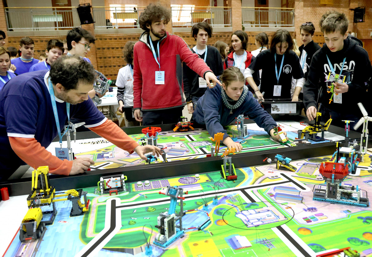 Szeged, FIRST LEGO League, robotépítés, robotprogramozó, verseny, Lego, kiállítás