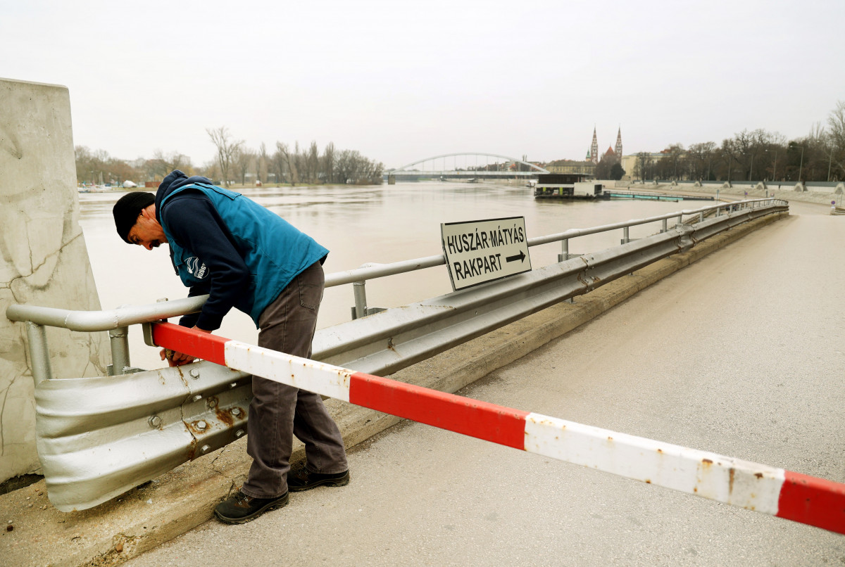 Szeged, Huszár Mátyás rakpart, rakpart, lezárás, Tisza, vízállás, árad, áradás