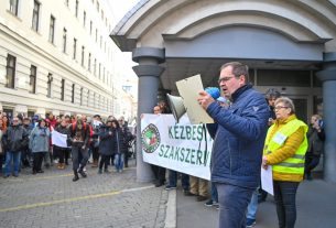 Budapest, 2023. március 4. Pfeifer Tamás, a Postások Független Érdekvédelmi Szövetsége elnöke beszédet mond a szövetség és a Kézbesítők Szakszervezetének demonstrációján a Gazdaságfejlesztési Minisztérium előtt 2023. március 4-én. A tüntetők azonnali, inflációkövető, január 1-ig visszamenőleges béremelést követeltek. MTI/Illyés Tibor