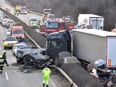 Kiégett és sérült gépjárművek az M1-es autópályán Herceghalomnál, ahol öt kamion és 37 autó ütközött össze, mindkét irányban lezárták az autópályát 2023. március 11-én. A balesetben érintett öt kamion és 37 személygépkocsi közül 19 jármű kiégett, és összesen 26 ember sérült meg. Közülük hatan életveszélyesen, heten pedig súlyosan sérültek. MTI/Lakatos Péter