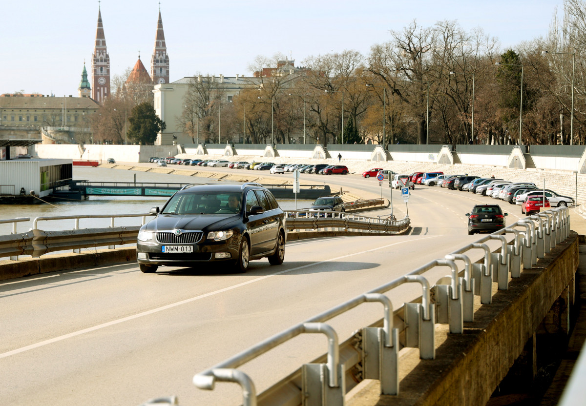 Szeged, Huszár Mátyás rakpart, rakpart, parkolás, autó, forgalom