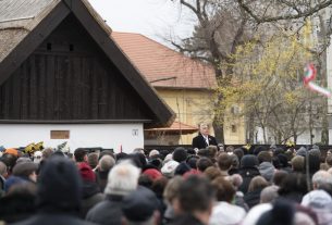 A Miniszterelnöki Sajtóiroda által közreadott képen Orbán Viktor miniszterelnök beszédet mond az 1848-49-es forradalom és szabadságharc kitörésének 175. évfordulója alkalmából rendezett ünnepi megemlékezésen Kiskőrösön, Petőfi Sándor szülőháza előtt 2023. március 15-én. MTI/Miniszterelnöki Sajtóiroda/Benko Vivien Cher