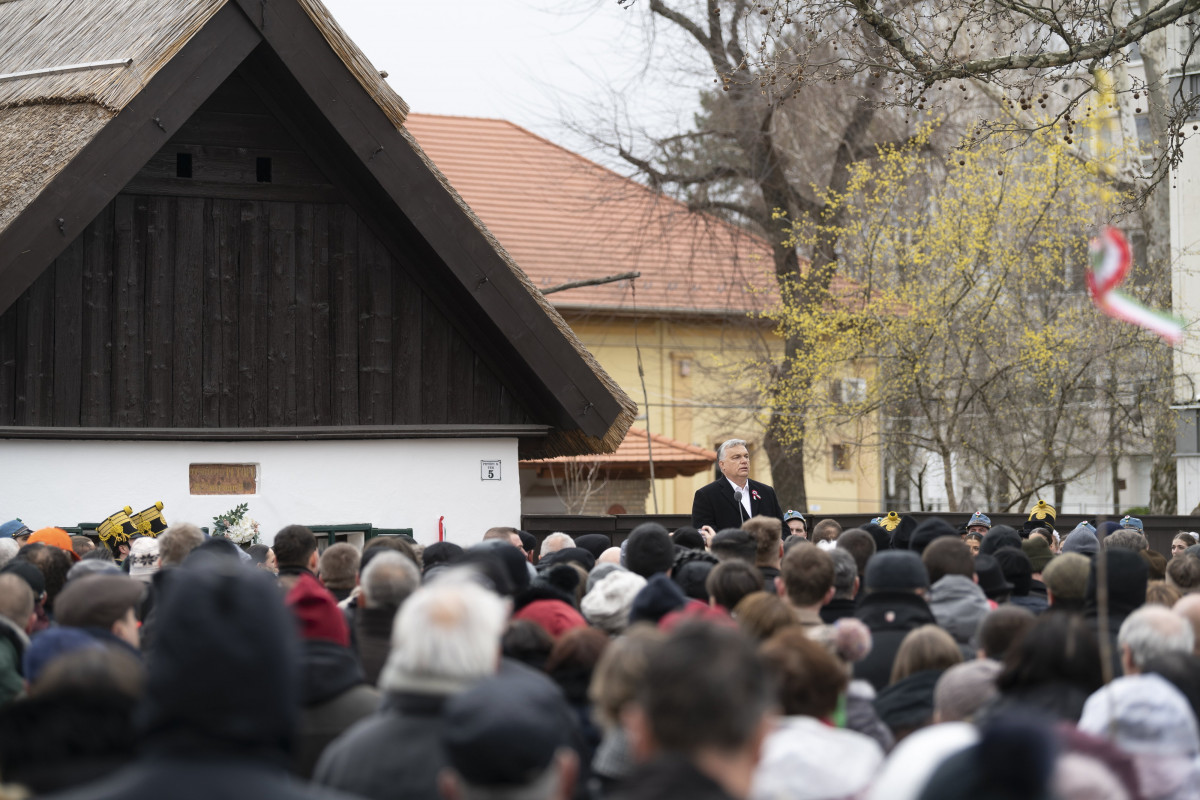 A Miniszterelnöki Sajtóiroda által közreadott képen Orbán Viktor miniszterelnök beszédet mond az 1848-49-es forradalom és szabadságharc kitörésének 175. évfordulója alkalmából rendezett ünnepi megemlékezésen Kiskőrösön, Petőfi Sándor szülőháza előtt 2023. március 15-én. MTI/Miniszterelnöki Sajtóiroda/Benko Vivien Cher