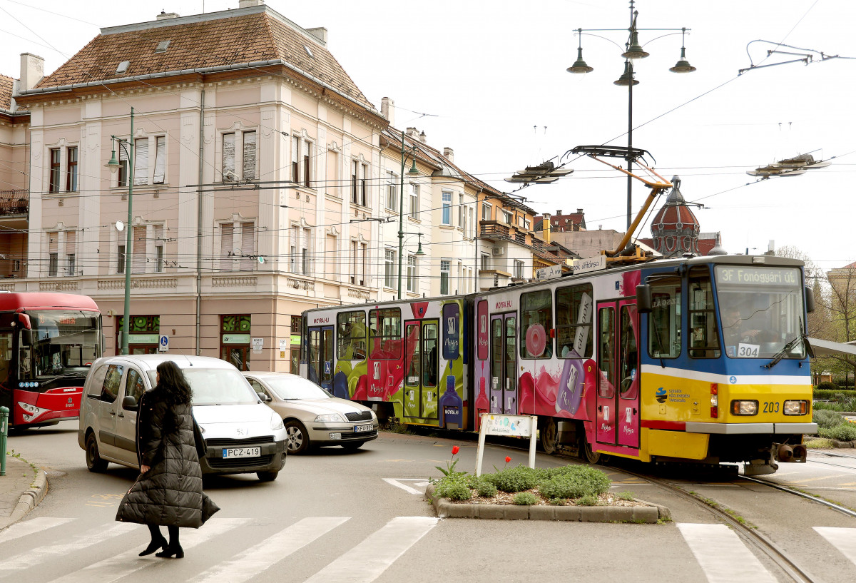 Szeged, Dugonics tér, villamos, tömegközlekedés