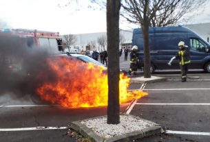 Auto lángolt a Tesco parkolójában a Kishegyesi úton Debrecenben