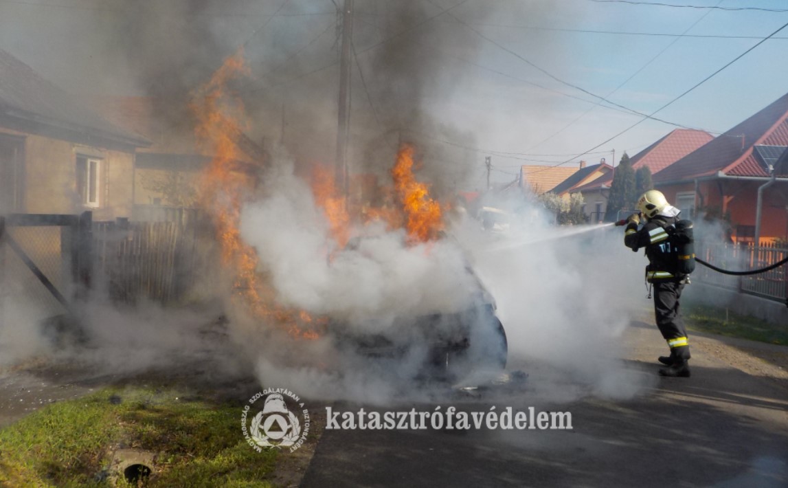 Kigyulladt egy autó a Petőfi utcában Ebesen