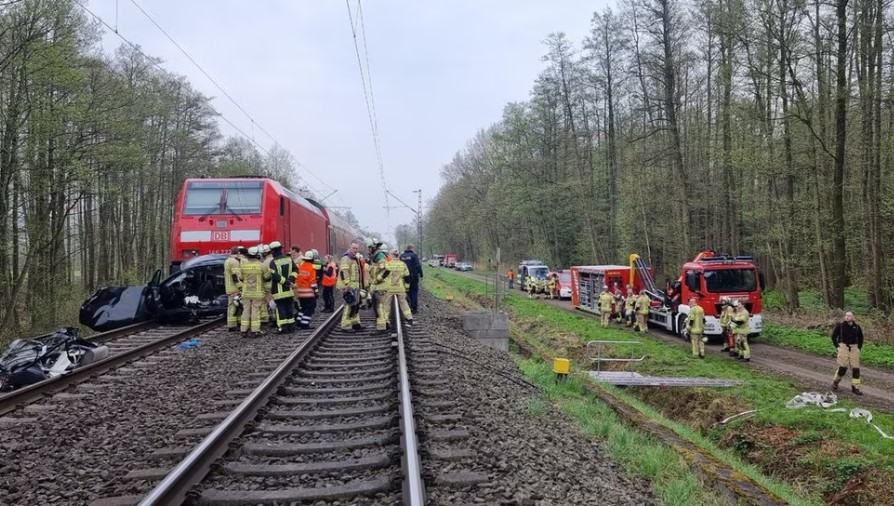 Teljes sebességgel rohant az autóba egy vonat Németországban Fotó: ndr.de