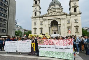 A pedagógusok státusztörvénye ellen tüntettek diákok Budapesten