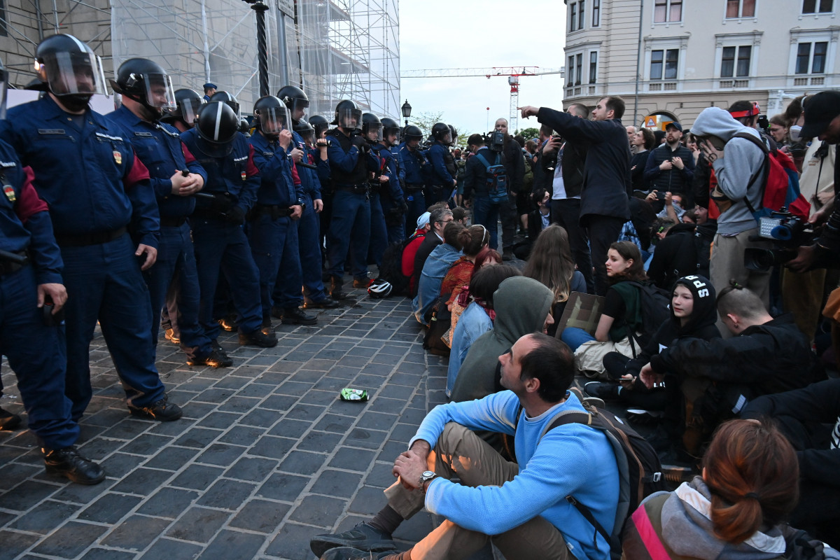 A pedagógusok státusztörvénye ellen tüntettek diákok Budapesten