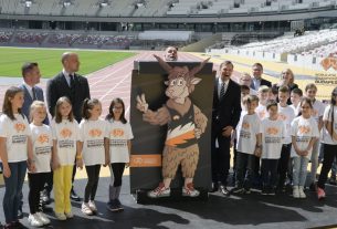 Németh Balázs, a vb-t szervező Budapest 2023 Nonprofit Zrt. vezérigazgatója, Schmidt Ádám sportért felelős államtitkár, a budapesti atlétikai világbajnokság kormánybiztosa, Gyulai Miklós, a Magyar Atlétikai Szövetség elnöke, Jon Ridgeon, a Nemzetközi Atlétikai Szövetség (World Athletics, WA) vezérigazgatója, Fürjes Balázs, az irányító testület társelnöke és Farkas Petra, U23-as Európa-bajnok távolugró (b-j) a világbajnokság kabalafigurájának bemutatásán a Nemzeti Atlétikai Központban száz nappal a verseny rajtja előtt, 2023. május 11-én. MTI/Koszticsák Szilárd