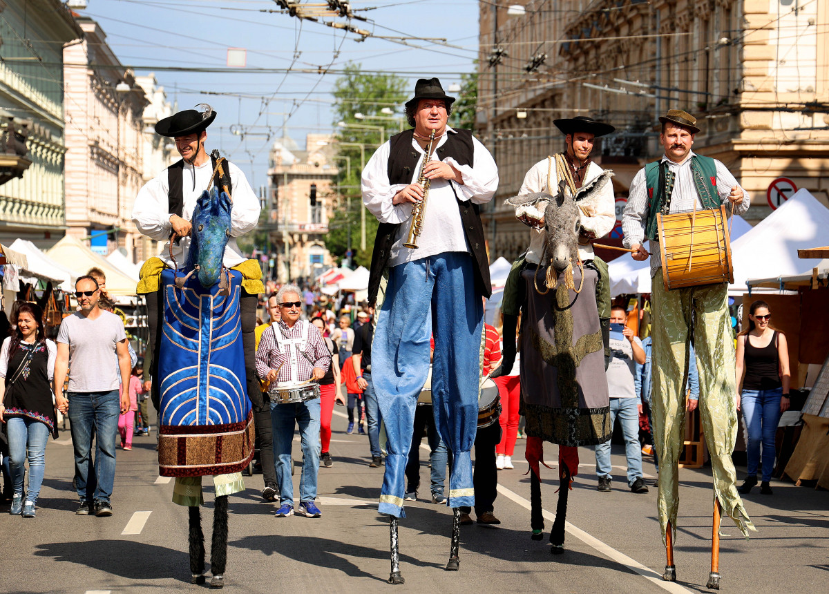 Szeged, Szeged Napja, Hídivásár, kézműves vásár, Belvárosi híd, turizmus, gólyalábasok