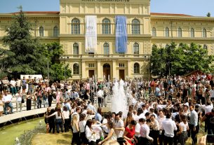 Szeged, egyetemisták, orvostanhallgatók, Dugonics tér, szökőkút