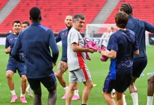 José Luis Mendilibar, a spanyol Sevilla vezetőedzője (k) a csapat edzésén a labdarúgó Európa-liga döntője, a Sevilla - AS Roma mérkőzés előtti napon a budapesti Puskás Arénában 2023. május 30-án. MTI/Illyés Tibor