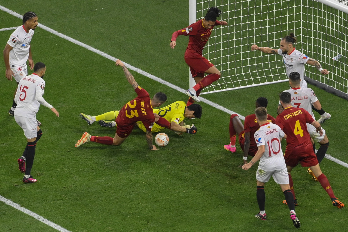 Gianluca Mancini, az olasz csapat játékosa (b3) és Bono, a spanyol csapat kapusa (b4) a labdarúgó Európa-liga döntőjében játszott Sevilla - AS Roma mérkőzésen a budapesti Puskás Arénában 2023. május 31-én. MTI/Czeglédi Zsolt